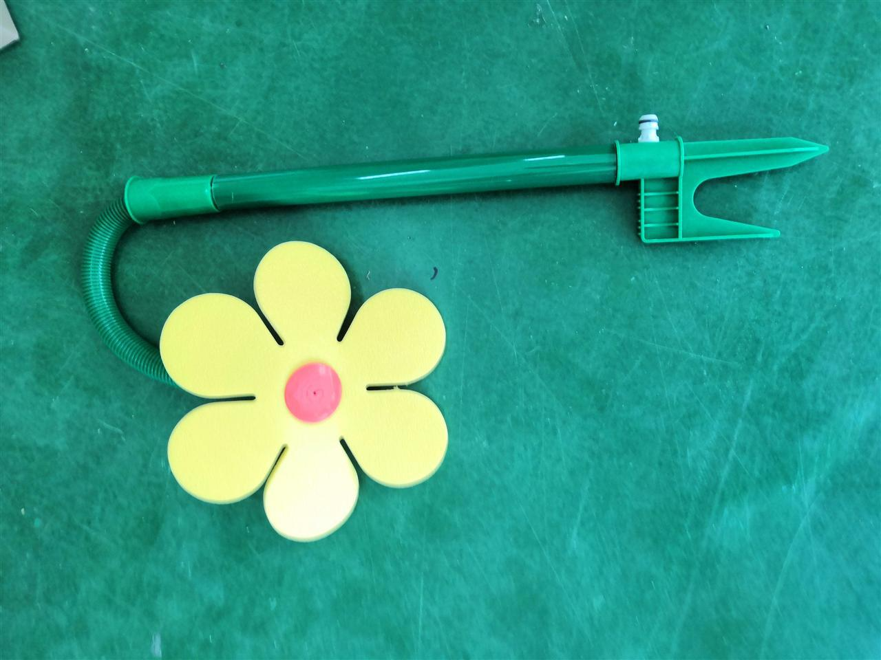 Interactive Daisy Lawn Sprinkler β Fun Watering Toy for Garden and Pets