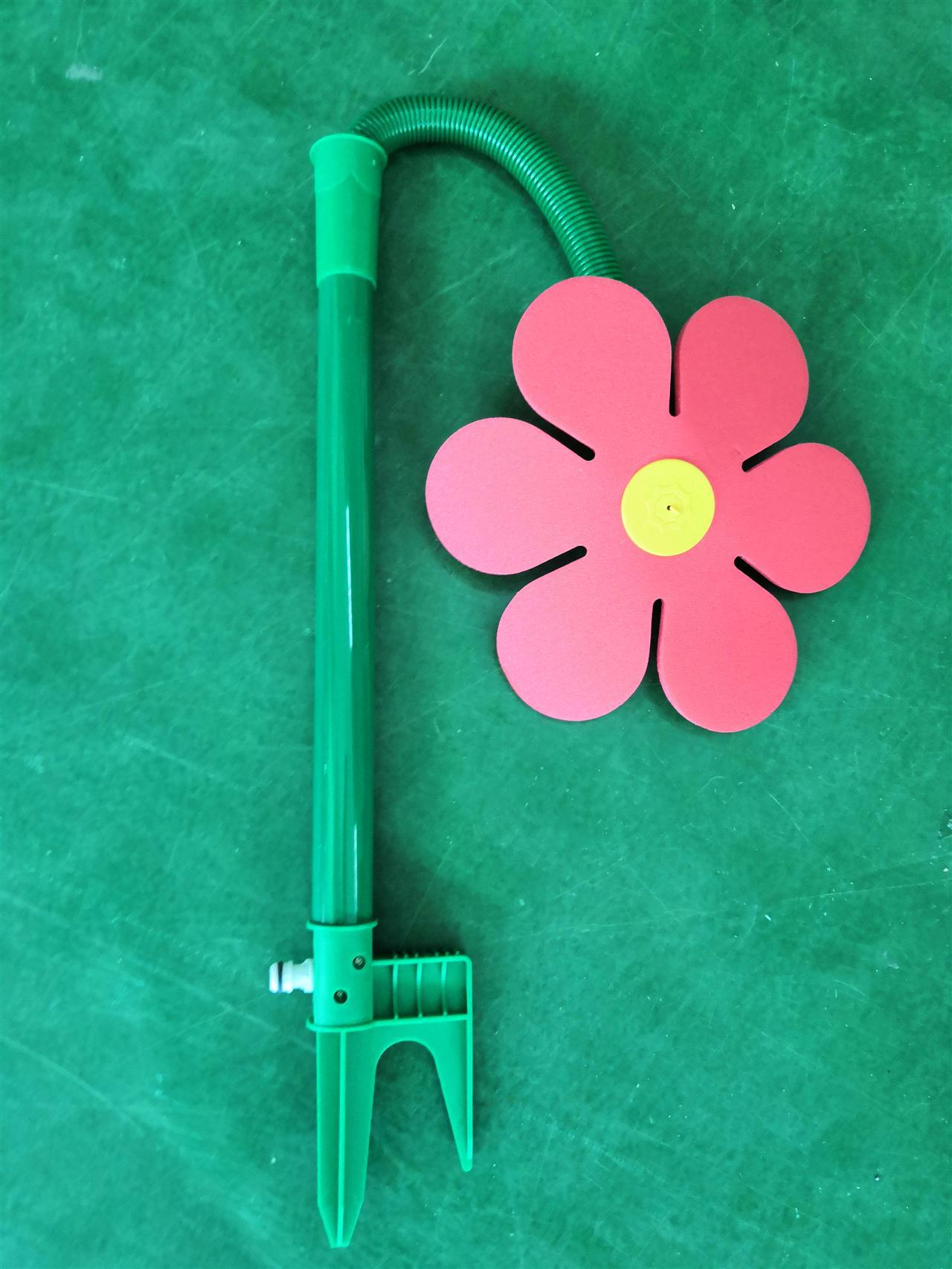 Interactive Daisy Lawn Sprinkler β Fun Watering Toy for Garden and Pets