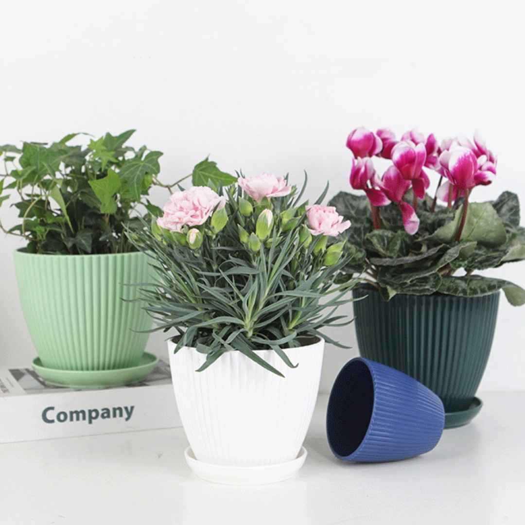 Sturdy Plastic Flower Pot with Grooved Design and Saucer - Durable Planter for Plants