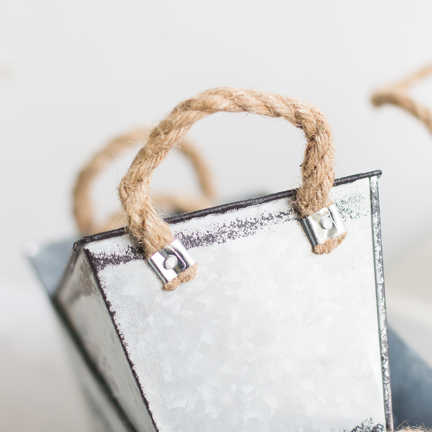 Metal Garden Planter with Hemp Rope Handles – Decorative Flower Pot for Outdoor Use