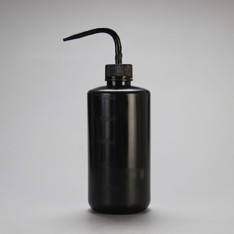 500ml Squeeze Watering Bottle - Compact Spray Bottle for Accurate Dosing and Watering