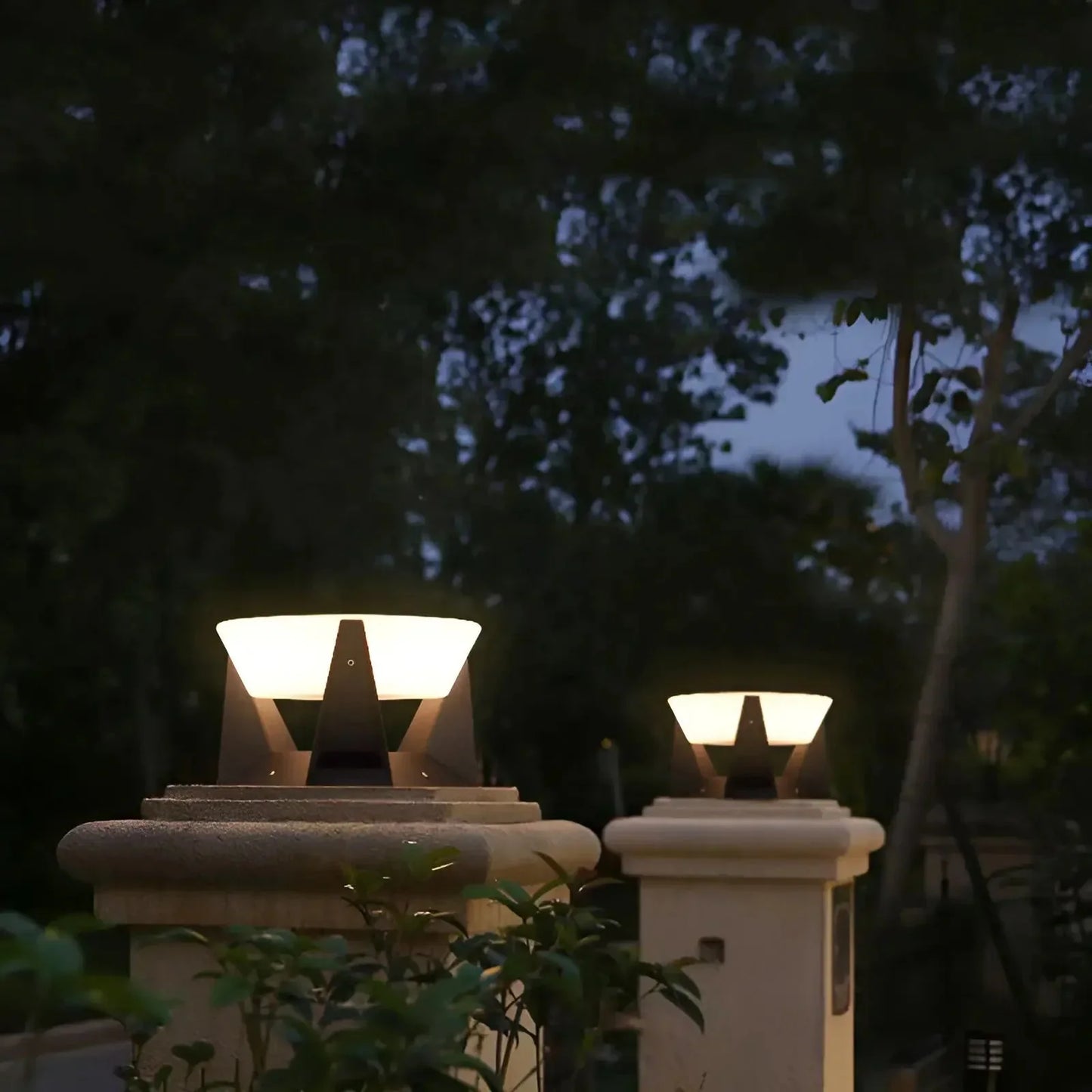 Modern LED Outdoor Pedestal Light – Stylish Solar Garden Lamp